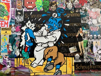 Graffiti Comic Blau weißer Kittel