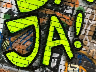 Graffiti Ja beschnitten Neongelb Wand