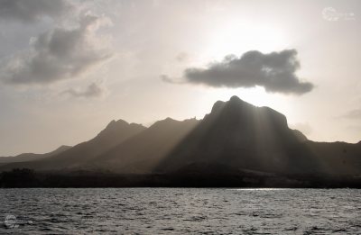 Berge am Meer Gegenlicht Cap Verden