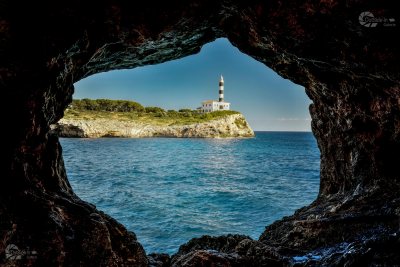 Mallorca Leuchtturm Felsen Durchblick mit Wasserzeichen Homepage