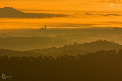 Morgenlicht Sonnenaufgang Kirche im Nebel mit Wasserzeichen Homepage