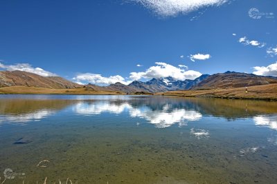 Schweizer Bergsee Spiegelung