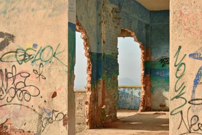Lost Places Ruine Graffiti bunt TreppenaufgangLost Places Ruine Graffiti bunt Blick hinein