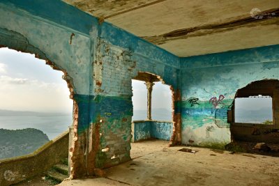 Lost Places Ruine Graffiti bunt Blick hinunter