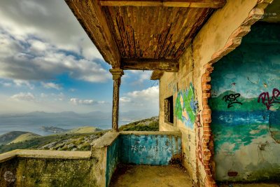 Lost Places Ruine Graffiti bunt Treppenaufgang